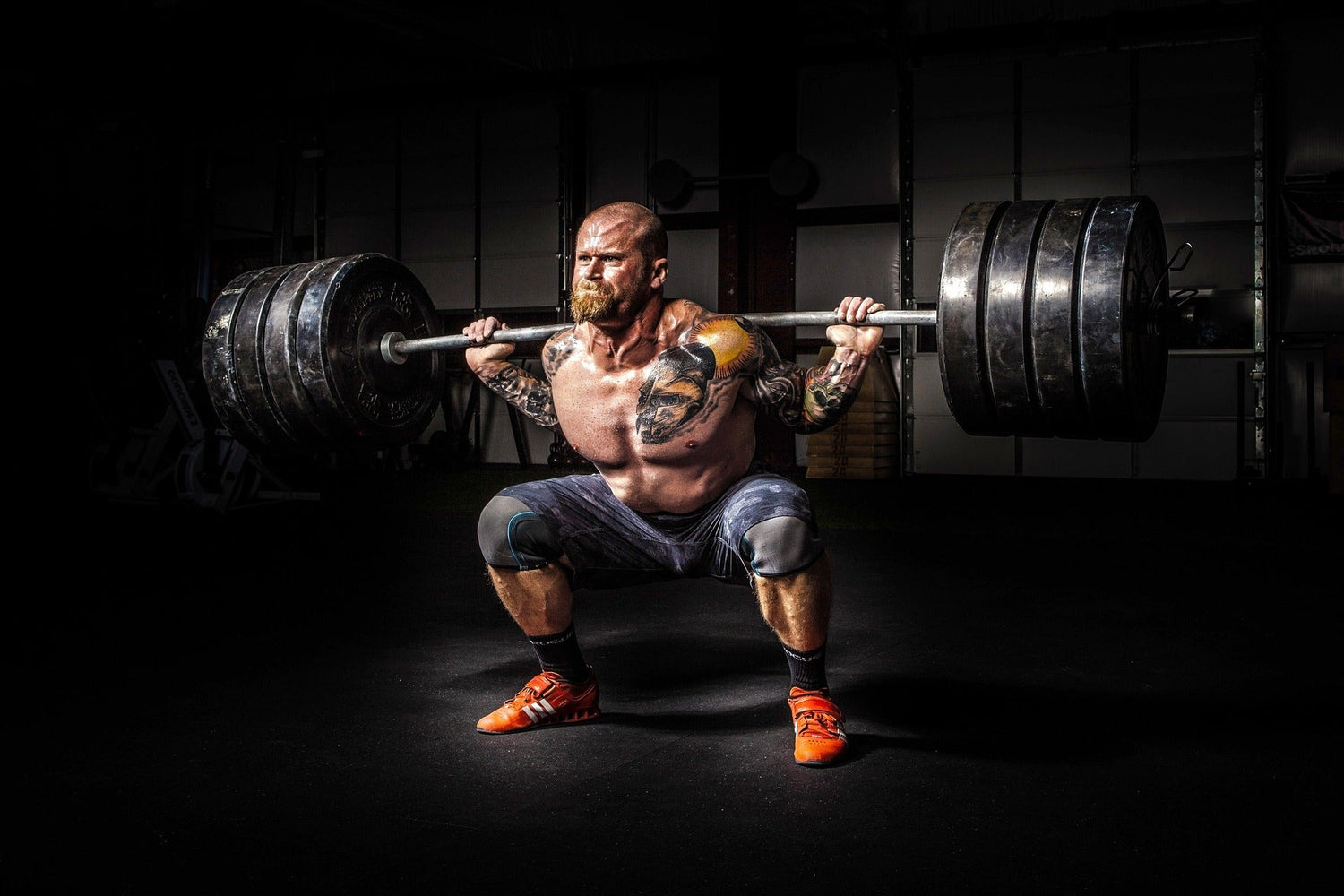 A man training with weights, illustrating whey protein isolate's role in muscle growth.